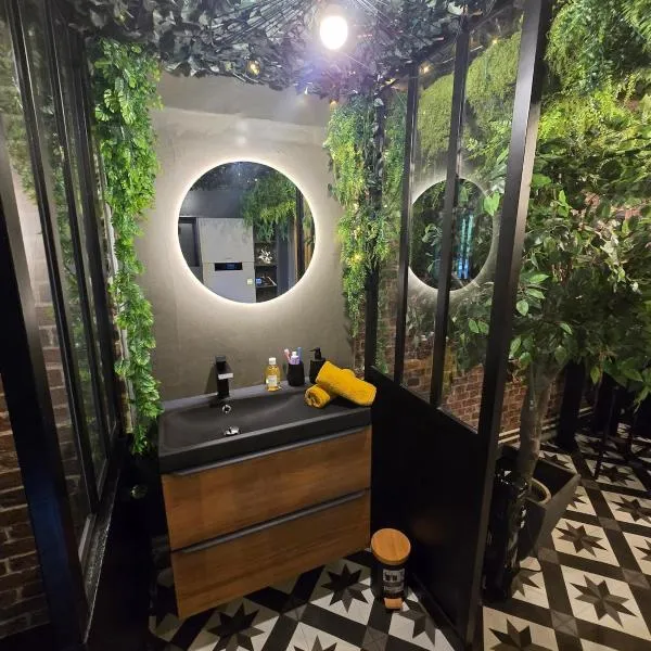 Love room avec spa privatif et salle de jeux adultes, hotel in Beauvais