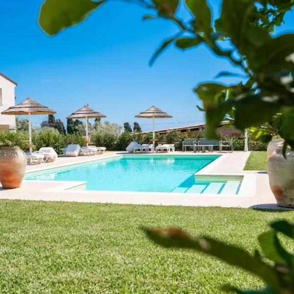 Villa Carmiano Luxury bedrooms in Avola in the province of Syracuse with room with swimming pool,位于阿沃拉的酒店