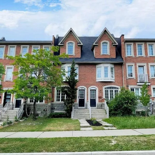 Spacious 4-Story Townhome in North York, hotel di Toronto