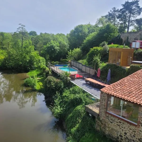 Le Moulin du Gué en Vendée Gite de 8 chambres atypique et exceptionnel au bord de l'eau à 30 minutes du PuyduFou agrémenté d'un Sauna et Bain Nordique au feu de bois pour vous détendre entre Amis et Famille, hôtel à Sainte-Cécile