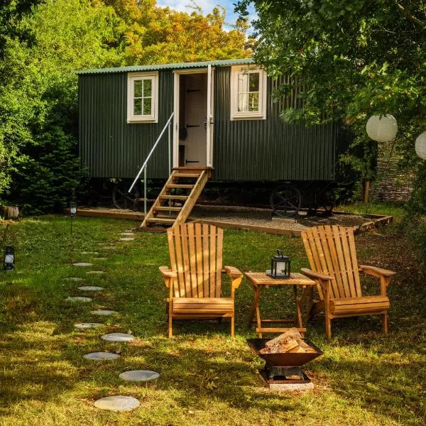 Hill Top Hideaway Shepherds Hut with Hot Tub, hotel in Woodham Mortimer