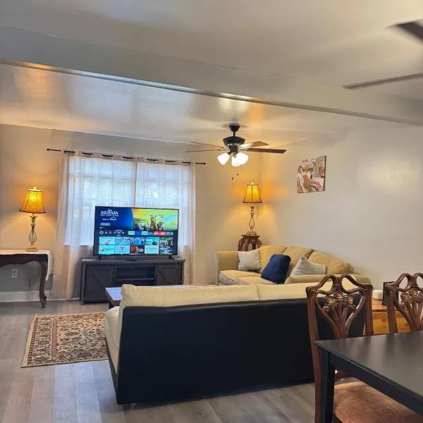 3 bedroom Town home, hotel in Charlotte