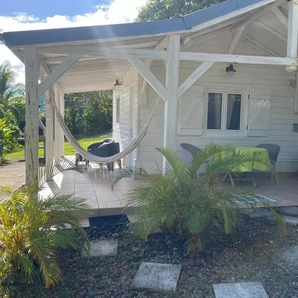 Le Bungalow de la pointe Savane، فندق في لو روبرت
