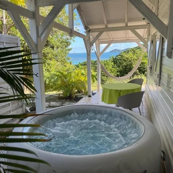 Bungalow vue sur mer avec jacuzzi en pleine nature, hótel í Le Robert