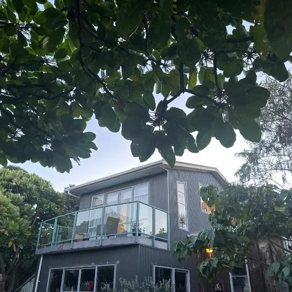 Studio 51 - just 30 seconds to the beach, hotel di Waikanae