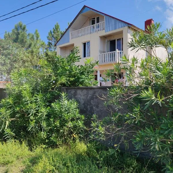 Large house at the beach., hotel v destinaci Grigoleti