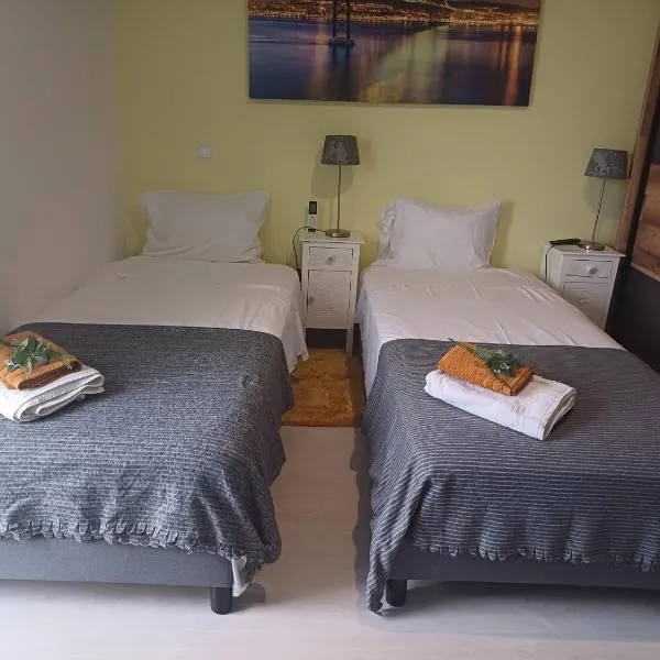 Sunny Room - Sofia's Happy House - Almodôvar Ourique Room 2, hotel in Aldeia dos Fernandes