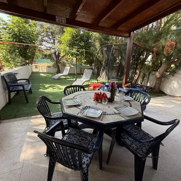 Villa Clementinka - 200 meters from the sea, hotel in Chlorakas