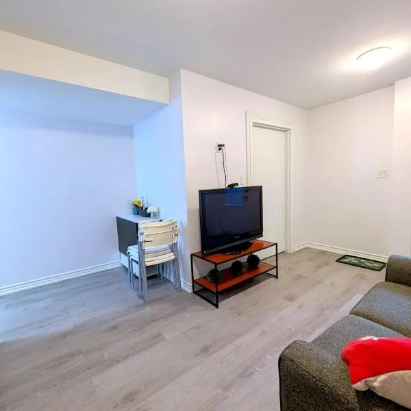 Bright & New 2 Beds Near Subway, hotel en Toronto