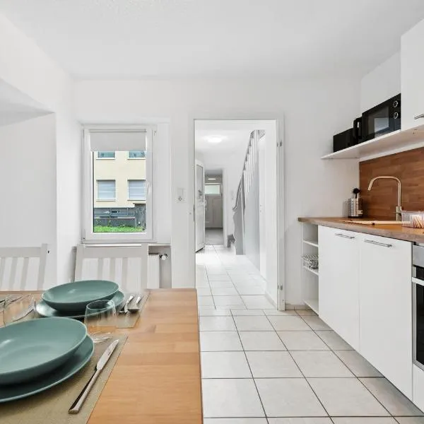 Ferienhaus für Mensch & Hund mit großer Terrasse, hotel in Andernach