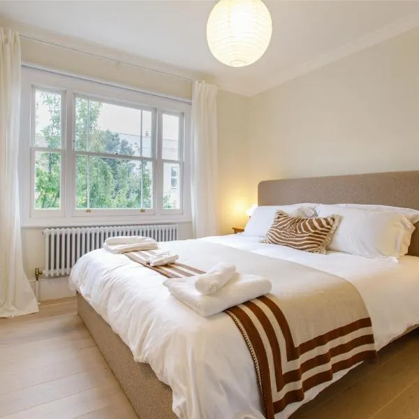 Luxurious maisonette on quiet Islington street, hotel in London