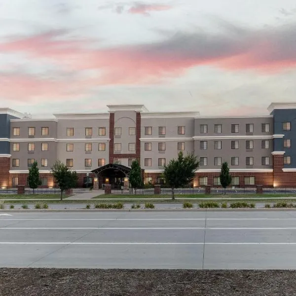 Staybridge Suites Denver - Central Park by IHG, khách sạn ở Denver