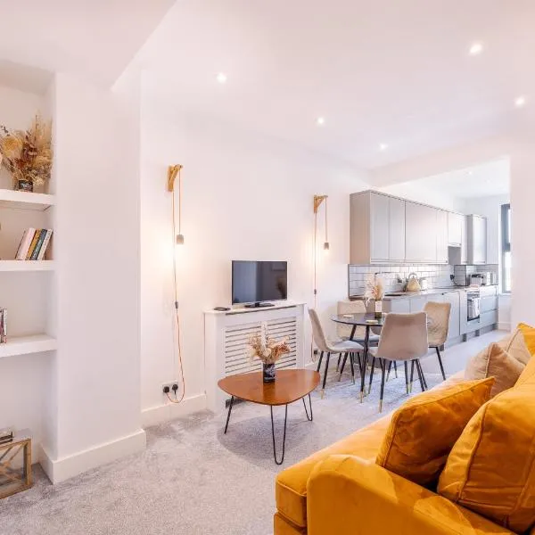 2 bed flat West Kensington/Fulham, khách sạn ở London