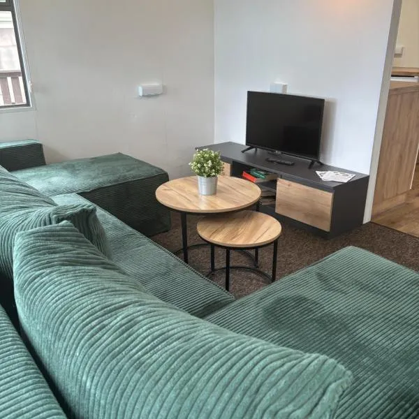 OW Mikomania、ハジコビのホテル