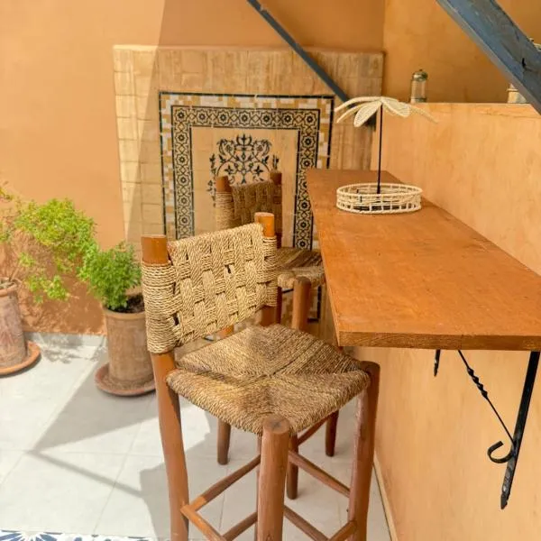 Riad Marocain avec jacuzzi sur la terrasse entièrement louer avec 3 chambres pour 6 personnes dans la médina proche de la place Jemma el fna, hotel in Marrakech