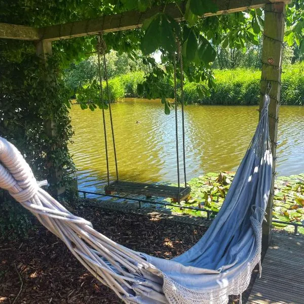 Gezellige Pipo met grote schommel aan het water en hottub, ξενοδοχείο σε Medemblik