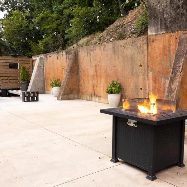 Steps to Bathhouses, Historic Studio, KING BED, Room # 101, ξενοδοχείο σε Hot Springs