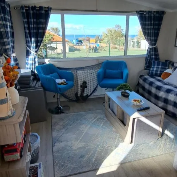 Sea view holiday home with accessible ramp and WiFi - no entertainment and venues access on the park, hotel in Port Seton