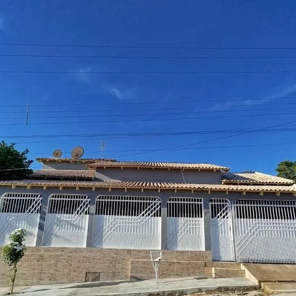 Casa grande, ar em todos os quartos, cabe 3 carros, hotel em Barra do Garças