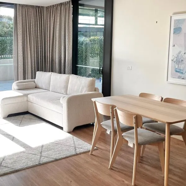 Luxury 2BR Docklands Bright&Modern Covered Parking, hotel in Melbourne