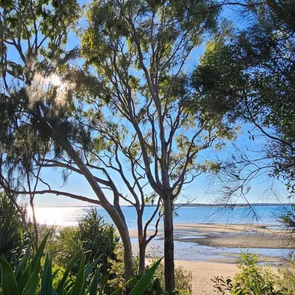 Large Private Apartment beach sunrise park views, hotel i Urangan