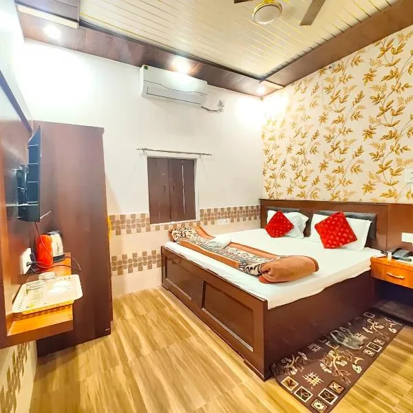 Hotel Ayodhya HNU-MAN GH -Near 400m from Ram Mandir & Hanuman Gadhi Mandir #Fully Air-Conditioning & Spacious Rooms #Free Wifi #Free Parking #Best Hotel In City、Ayodhyaのホテル