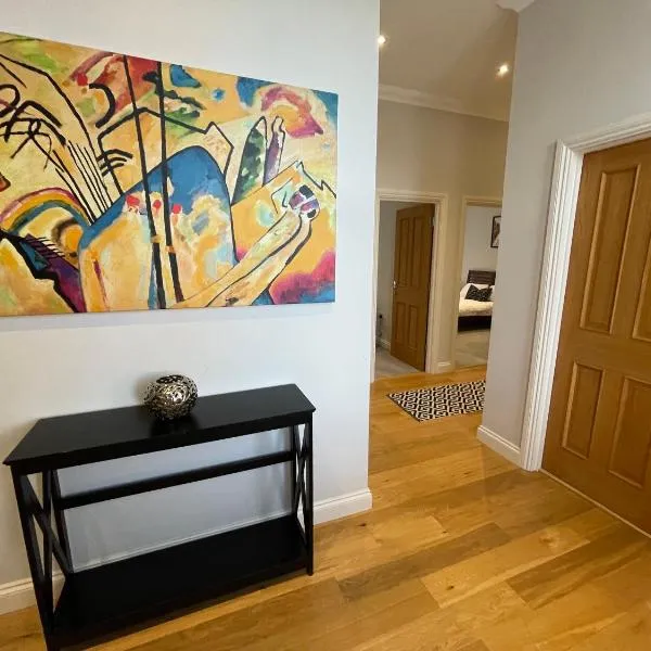 Travaal.©om - 2 Bed Serviced Apartment Farnborough, hotel a Farnborough