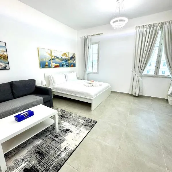 Newly Furnished, Bright and Spacious Studio in France Cluster, International City, hotel in Dubai