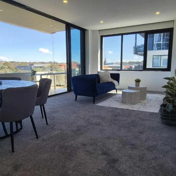 Luxury Barton Apartment with Views in Prime Location, hotel in Barton