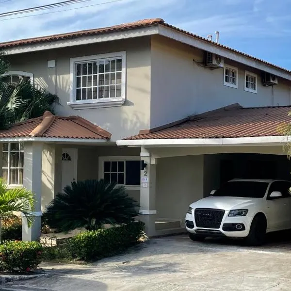 Apartamento Moderno en Villas del Golf de 2 habitaciones、チトレのホテル