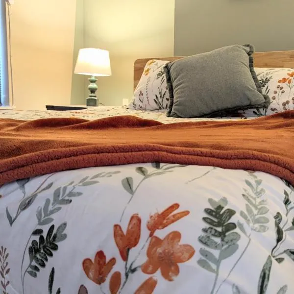 Relaxing Rustic Oasis II, Unit B - 6 minute walk to Downtown! Cyclists Welcome!, hotel din Cumberland