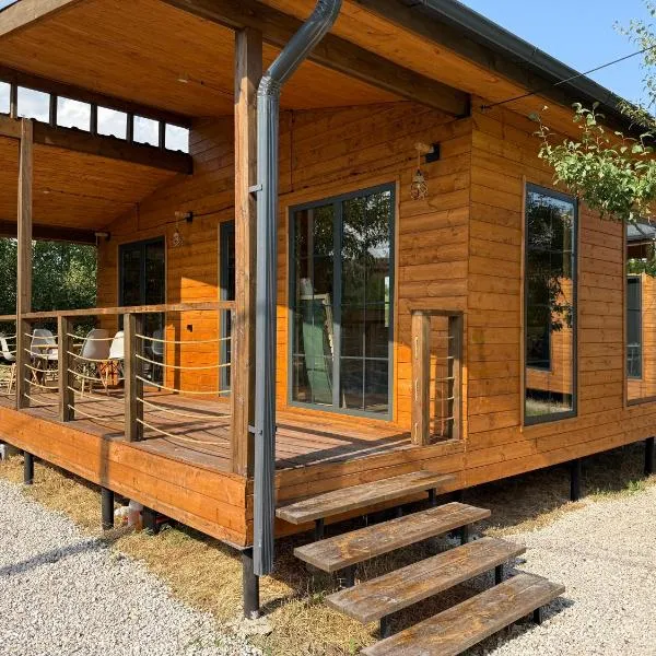 Parpi Riverside, hotel v destinaci Pʼarpi