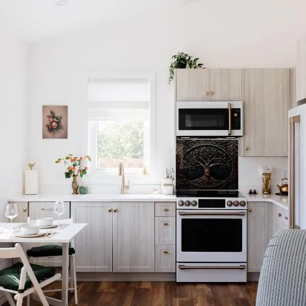 Brass Apple Cottage, hotel in Campbell River