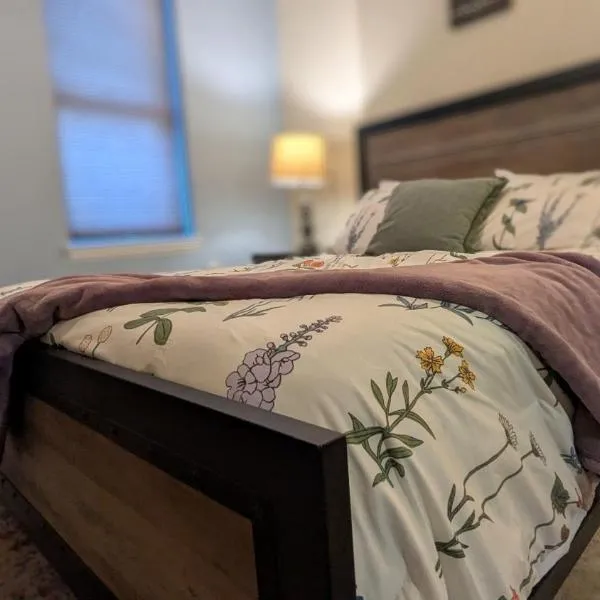 Relaxing Rustic Oasis, Unit A - 6 minute walk to Downtown! Pet-friendly & Cyclists Welcome!, hotel din Cumberland