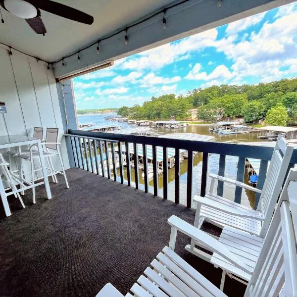 F Lakefront! Remodeled, Sleeps 4, Boat Slip, Patio, WiFi, Cable, Pool, hotel v destinaci Osage Beach
