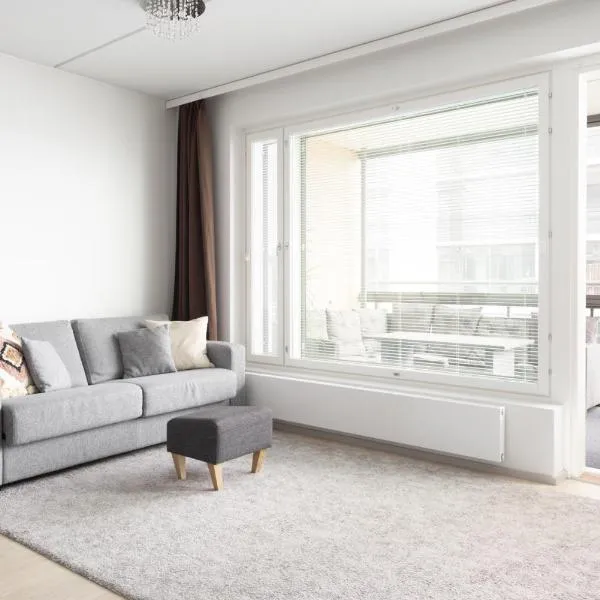 Modern 2BR apartment W 2 balconies, Metro, Helsinki 15min, hotel v destinaci Espoo