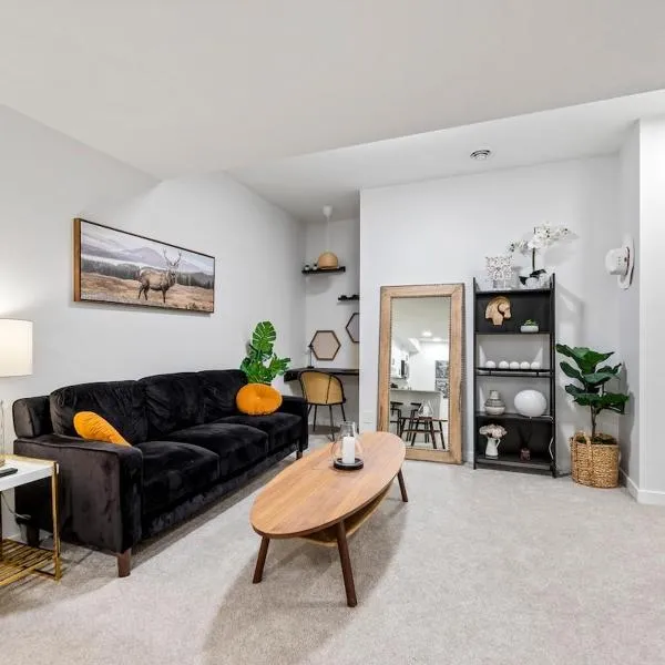 Cozy 2-Bed 1 Bath Entire Place, hotel in Calgary