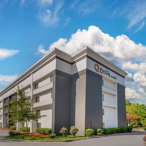 Quality Inn & Suites Raleigh Durham Airport, khách sạn ở Morrisville