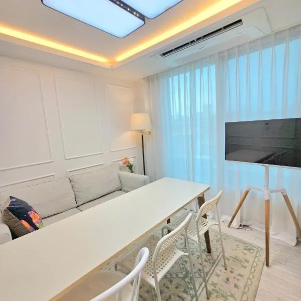 #Hongdae EXIT2#DELUXE APT#New Building#Luggage storage#Parking, hotel in Seoul