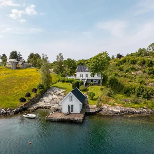 Sommerhytte med utsikt og båt, hôtel à Hauge