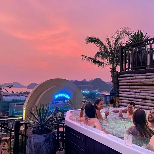 The One Hostel & Rooftop Bar Catba, hotel in Cat Ba