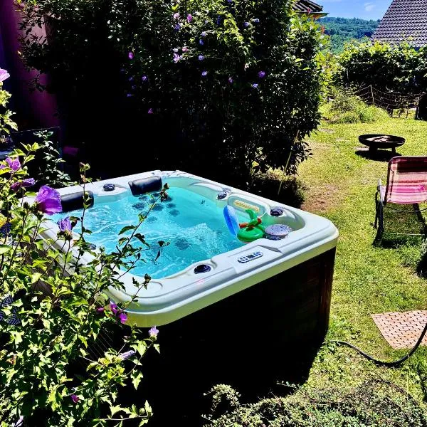 Ruhe & Erholung im Grünen! Mediterranes Landhaus-Apartment mit Jacuzzi für bis zu 4 Personen, hotel in Merchweiler