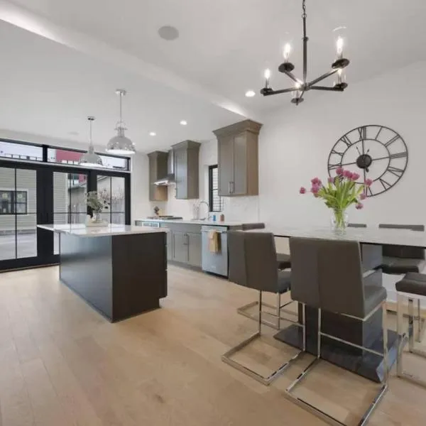 Jungle House Columbus Sleep 15 Downtown Ohio Free Parking - Near Convention Center & Nationwide Arena - 3BR Short North Luxury Home - Over 5,800 Five Star Stays, Hotel in Columbus