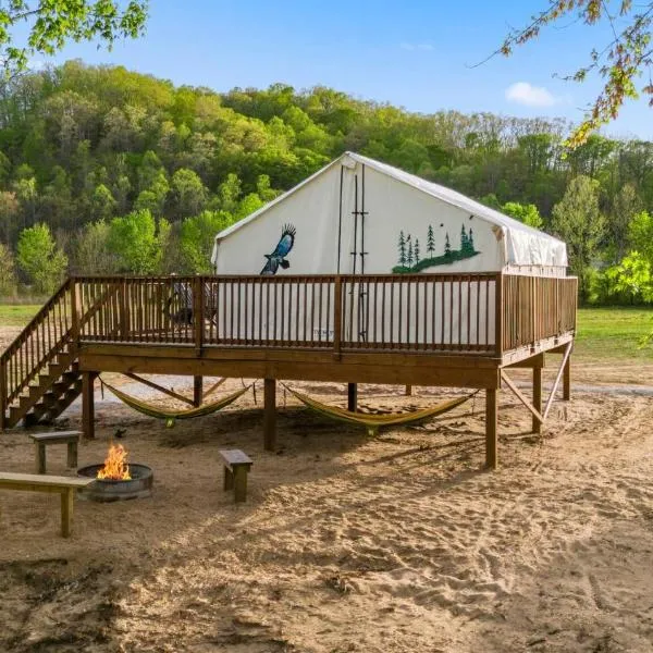 Glamping Tent/Red River Access/2 Queen Beds, hotel u gradu 'Stanton'