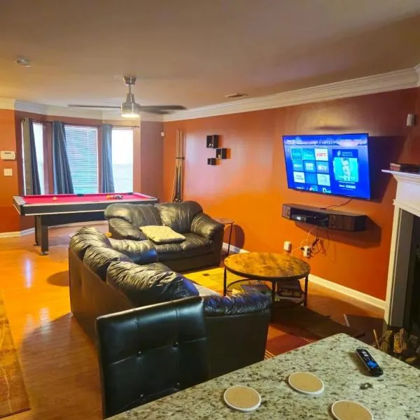 Amazing Large 3 Bed house with King Bed less than 10 miles to DTWN, hôtel à Atlanta