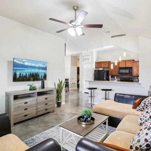 Spacious 3BR Home 10 Min to Fort Cavazos, Garage, Fast WiFi, Fenced yard, Long Stays Welcome، فندق في Copperas Cove
