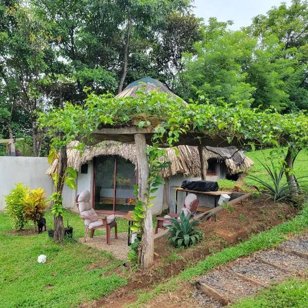 Lodge LA EMBERÁ I Osez l'insolite tout confort, hotel in Los Pontones
