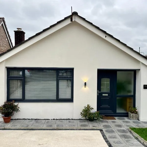 Modern Bungalow - Holiday or Contractors - Driveway Parking, hotel in Aberdulais