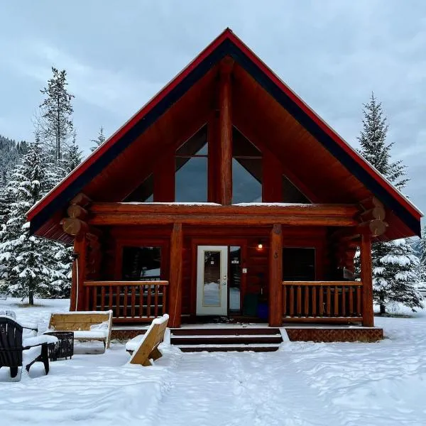 Chancellor Peak 1BR and Loft Wooden Cabin near Lake Louise, Hotel in Golden