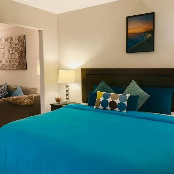 King Bed Suite with Pool and Hot Tub Access, hotel u gradu Shanty Bay
